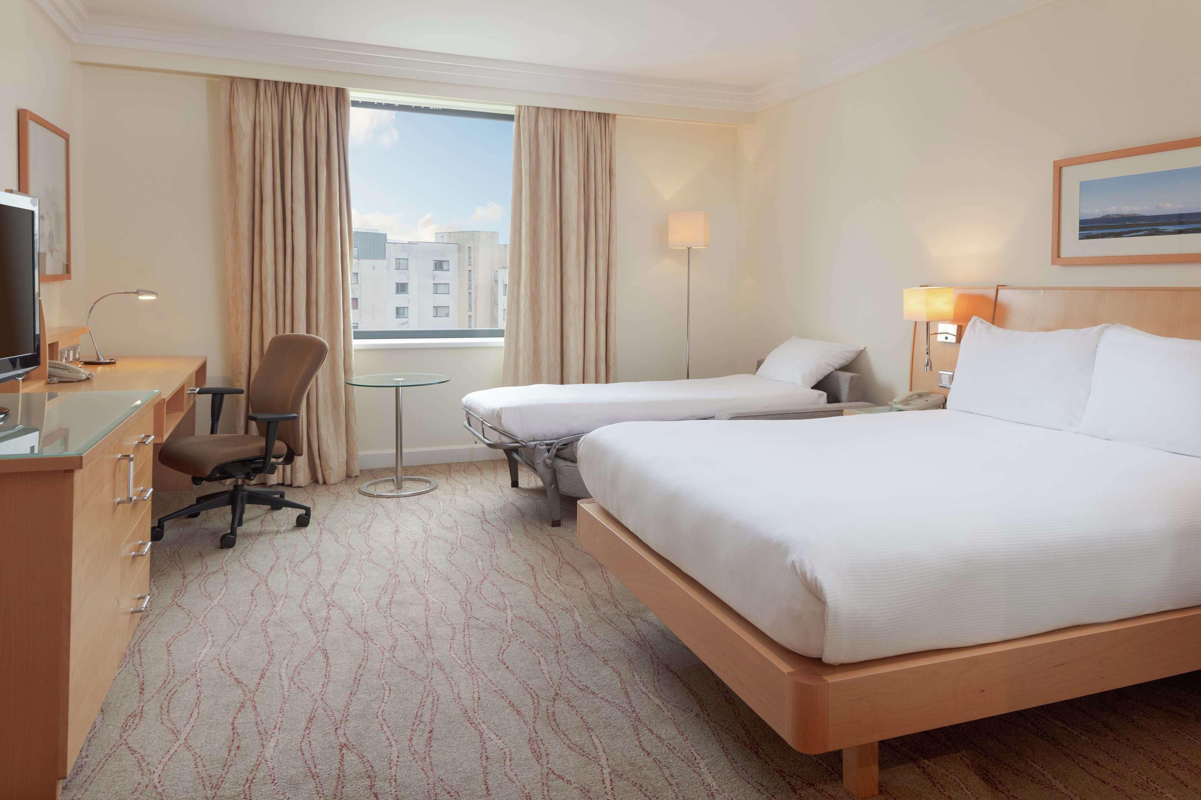 Отель Hilton Dublin Airport Клогран Экстерьер фото