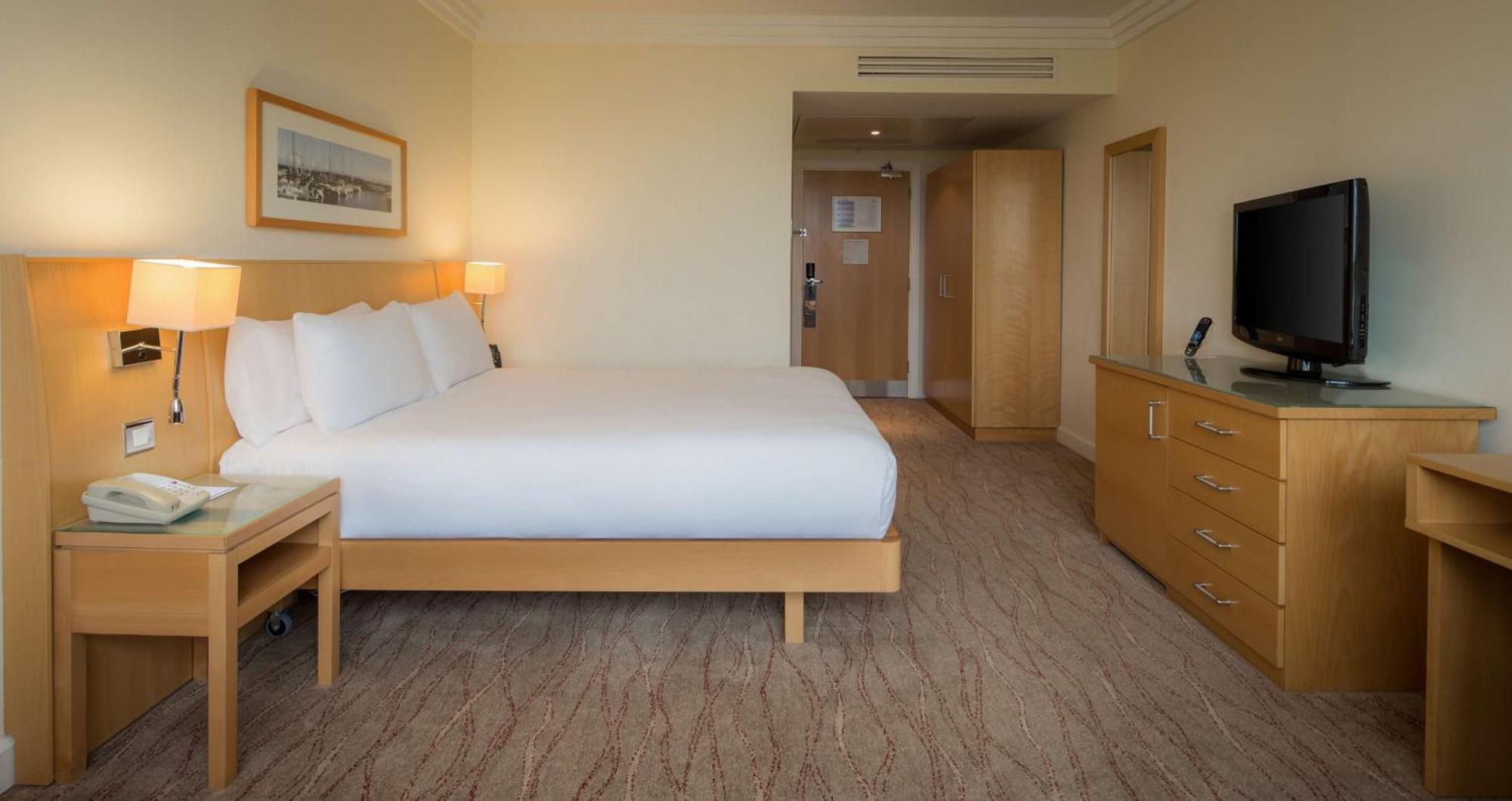 Отель Hilton Dublin Airport Клогран Экстерьер фото
